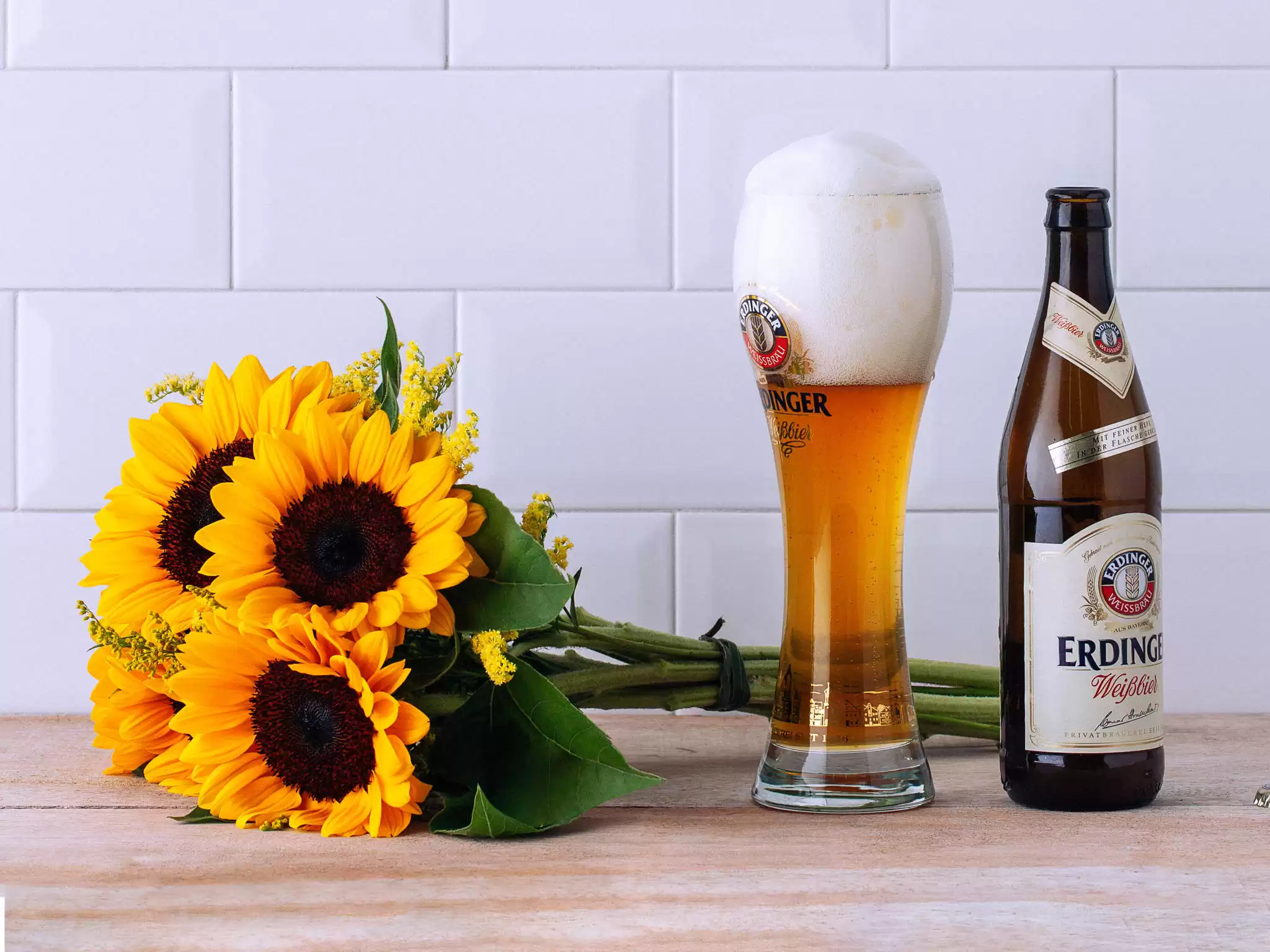 Cesta com Cerveja Erdinger e Copo e Girassol