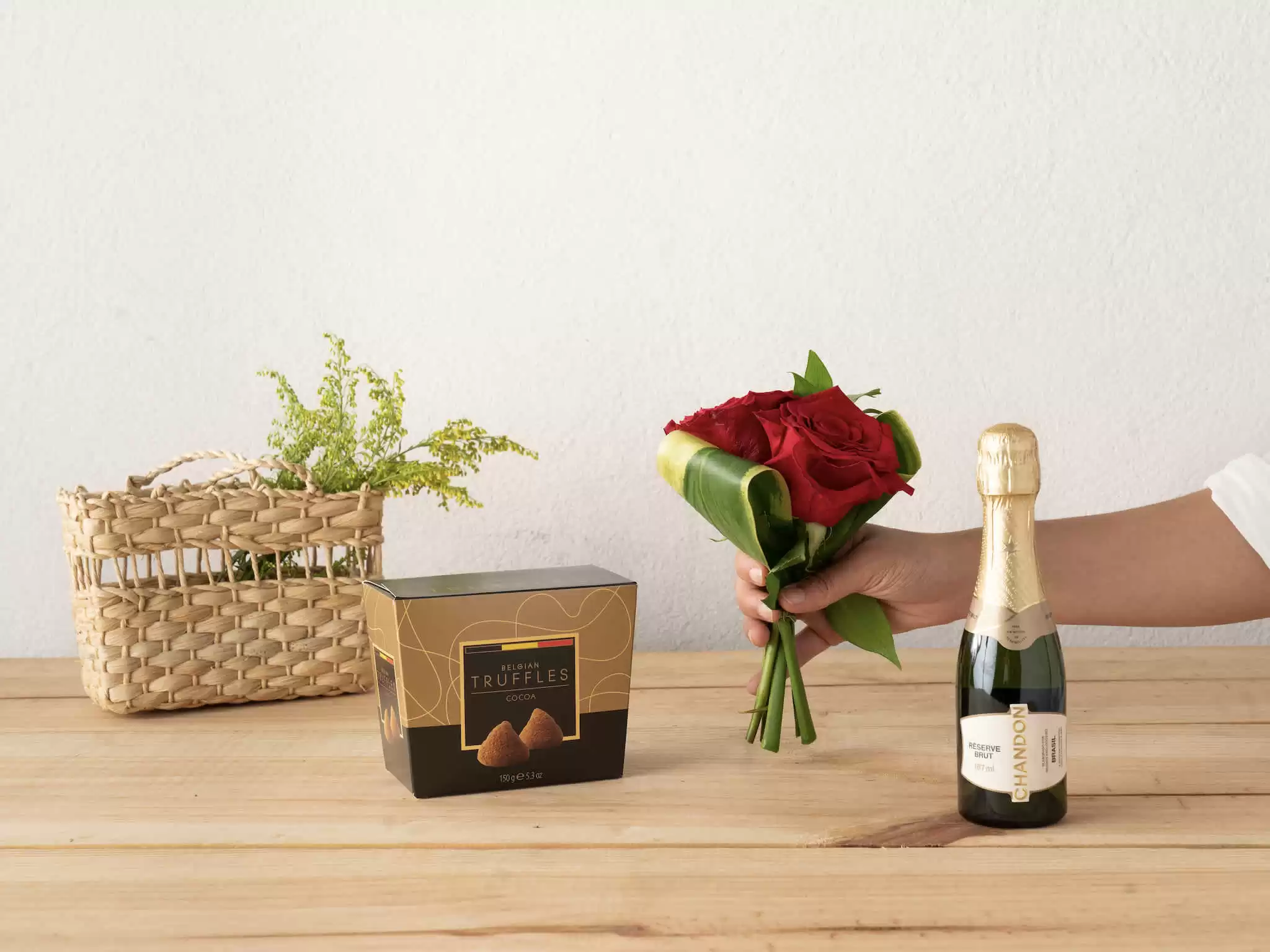 Arranjo de Girassóis Envolvido em Junco